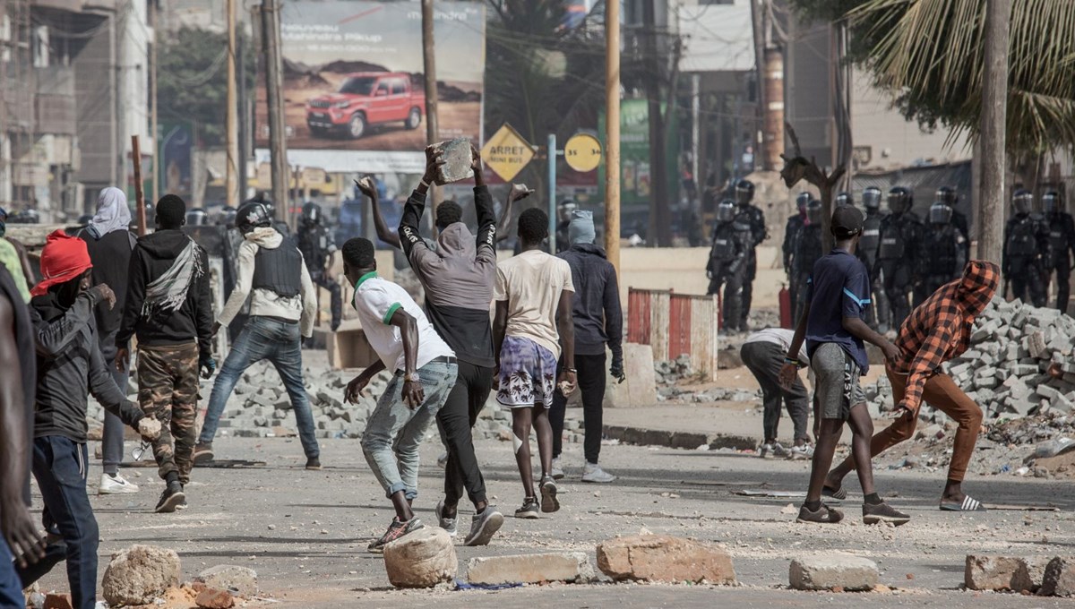 Senegal'deki protestolarda yaklaşık 500 kişi gözaltına alındı Senegal'deki protestolarda yaklaşık 500 kişi gözaltına alındı