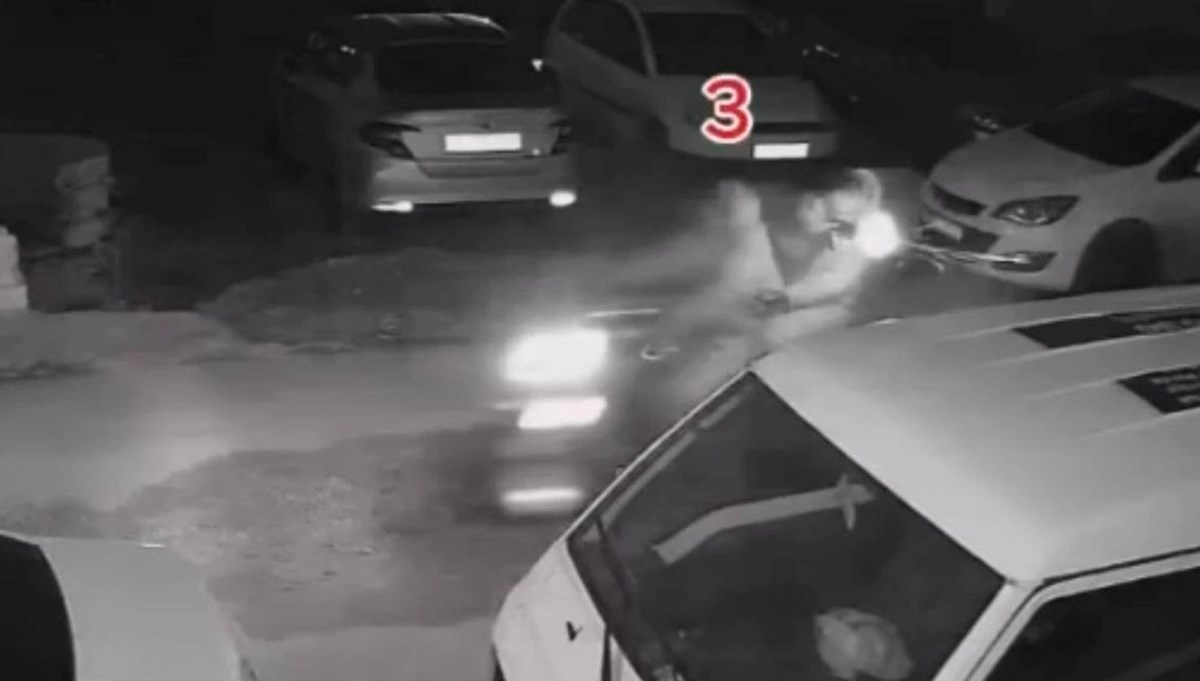 İzmir'de park halindeki otomobile ateş açan 2 şüpheli tutuklandı İzmir'de park halindeki otomobile ateş açan 2 şüpheli tutuklandı