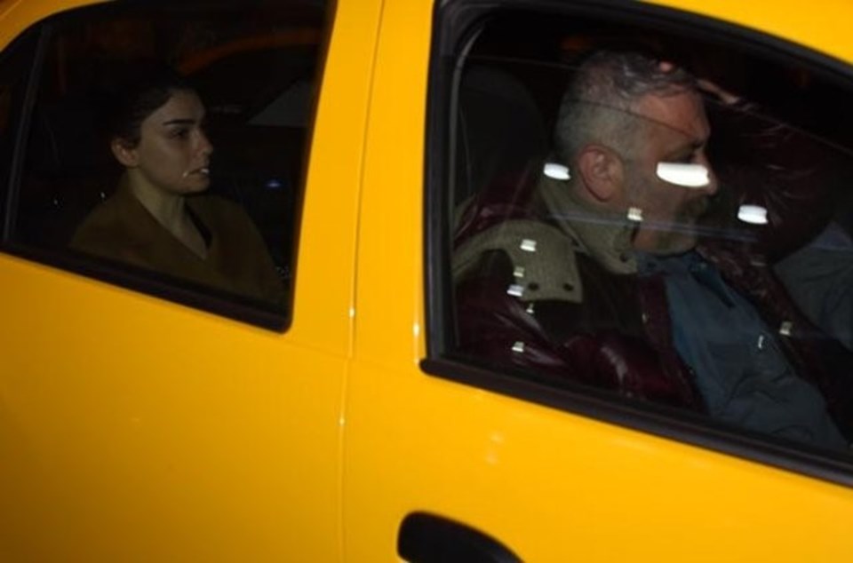 Hazar Ergüçlü ile Onur Ünlü ilk kez takside birlikte görüntülenmişti. 

