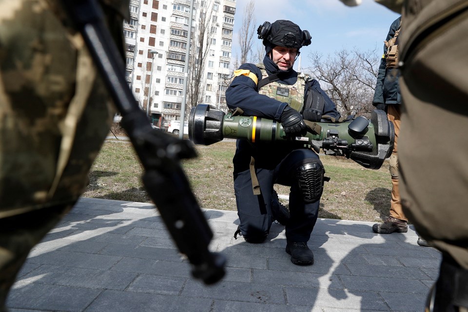 Ukraynalı milislere NLAW anti tank cihazının kullanımı anlatılıyor.