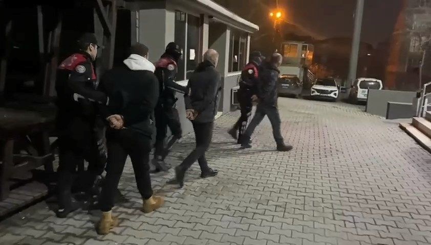 Araçlarında sahte polis kıyafeti ele geçirilen şüphelilere gözaltı