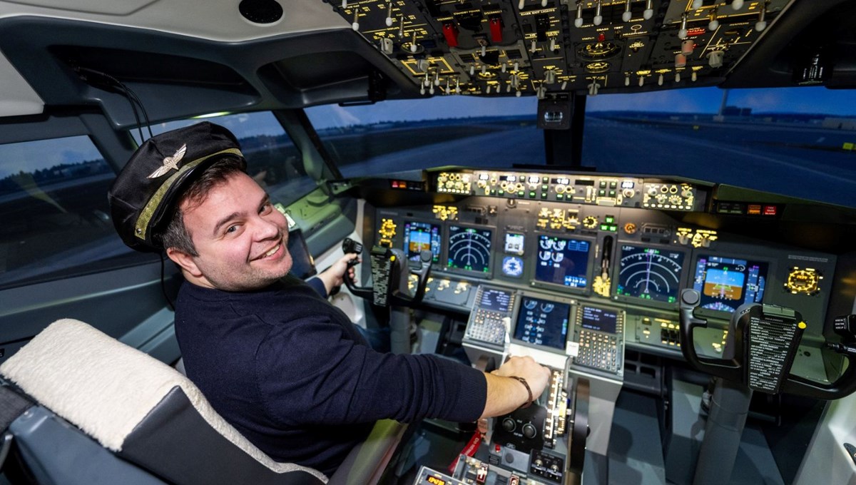 İngiltere'de bir adam evinin garajını Boeing 737 simülatörüne çevirdi İngiltere'de bir adam evinin garajını Boeing 737 simülatörüne çevirdi