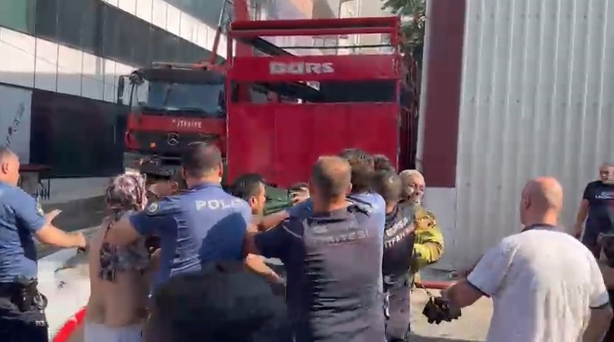Polisin müdahale ettiği şüpheli gözaltına alındı. Polisin müdahale ettiği şüpheli gözaltına alındı.