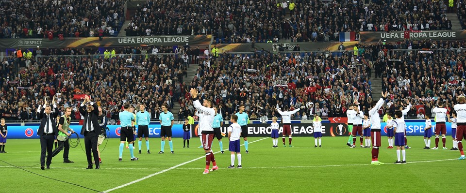 Lyon ile Beşiktaş maçı öncesi kavga çıktı! Taraftarlar sahaya indi - 1