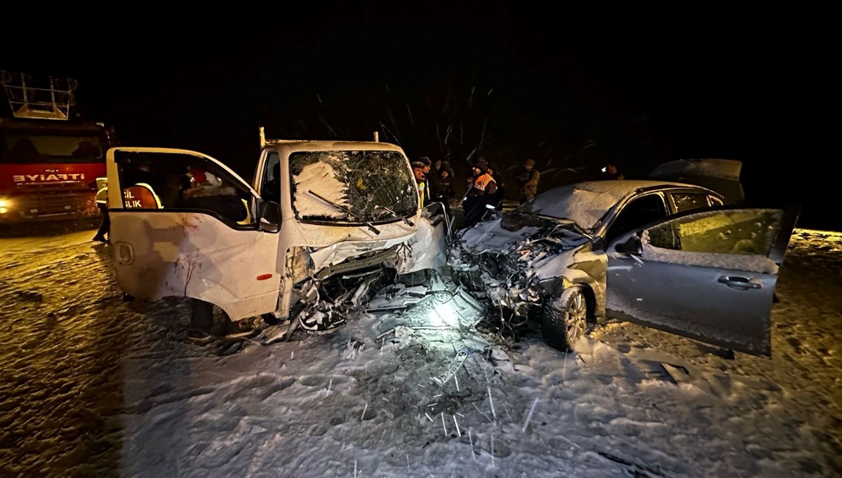 Bingöl'de kamyonet ile otomobil çarpıştı: 1 ölü, 6 yaralı