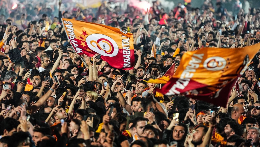 Şampiyon Galatasaray İstanbul'da Taraftar Florya'da takımını bekliyor