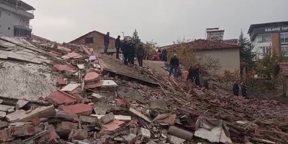 Malatya'da bina yıkımı sırasında göçük: Kepçe operatörü enkaz altında kaldı - 1