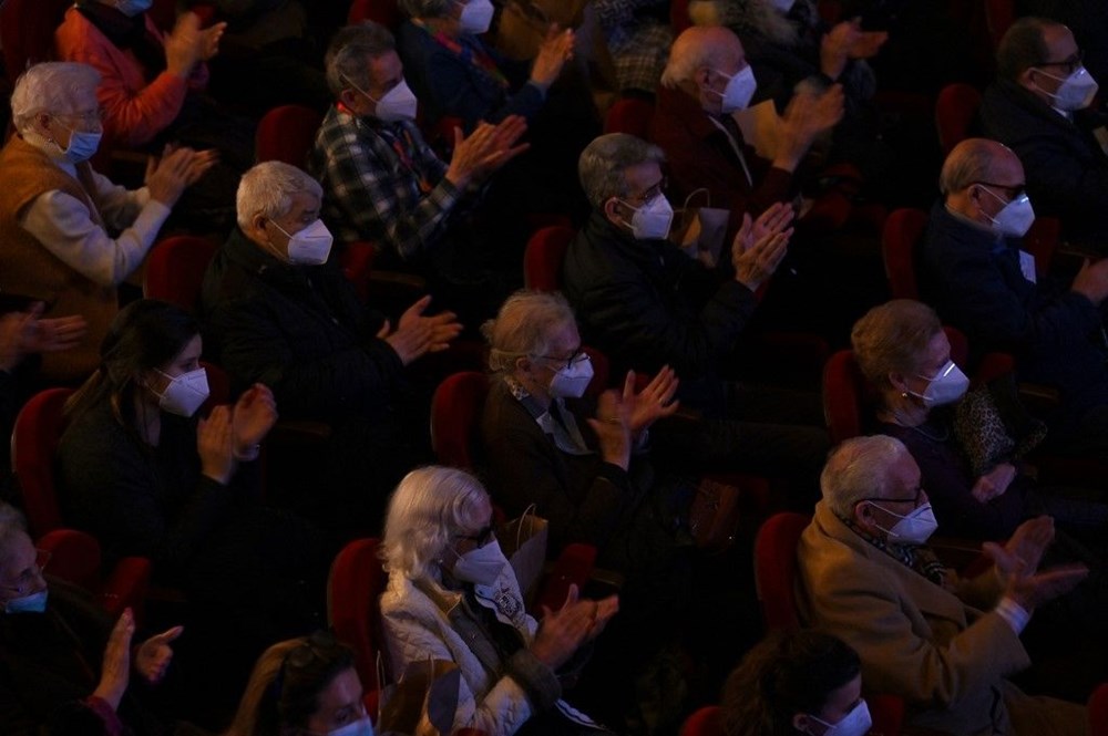 Madrid'de corona virüs aşısı olan yaşlılar için tiyatroda özel gösterim - 4