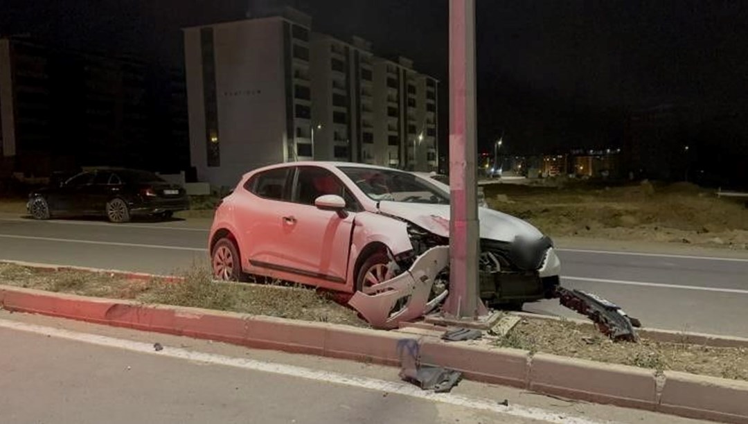 Elazığ’da bir otomobil aydınlatma direğine çarptı. Kazada 1 kişi yaralandı.