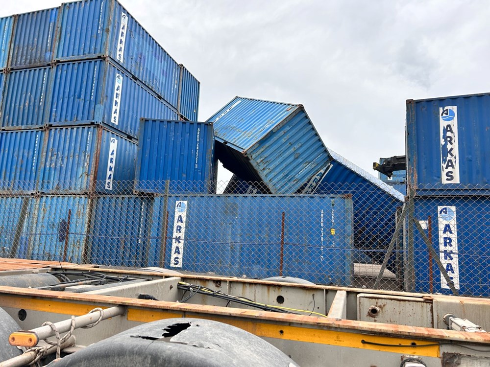 Hatay’da şiddetli fırtına: 4 katlı binanın çatısında su deposu asılı kaldı - 2