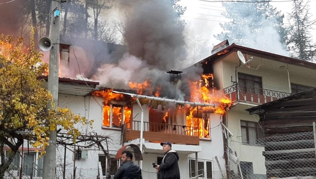Bolu’da 4 ev alevlere teslim oldu Bolu’da 4 ev alevlere teslim oldu