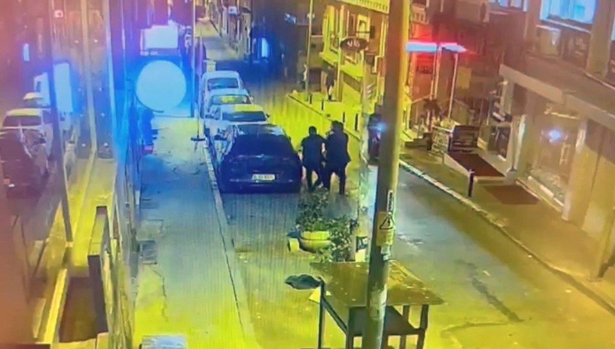Şişli'de oğlunun yanında kaçırılmaya çalışılan kadın zor kurtuldu Şişli'de oğlunun yanında kaçırılmaya çalışılan kadın zor kurtuldu