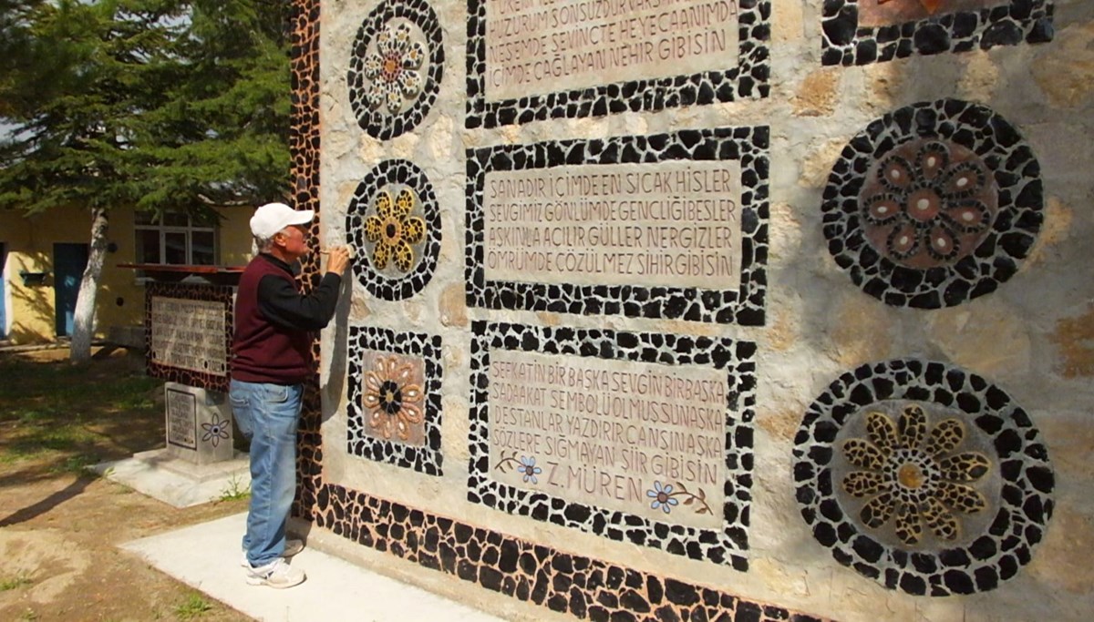 Dağlardan topladığı volkanik taşlarla evinin duvarına yaptı