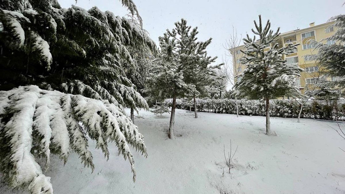 Sıcaklık düşüyor, Ankara'ya kar geliyor