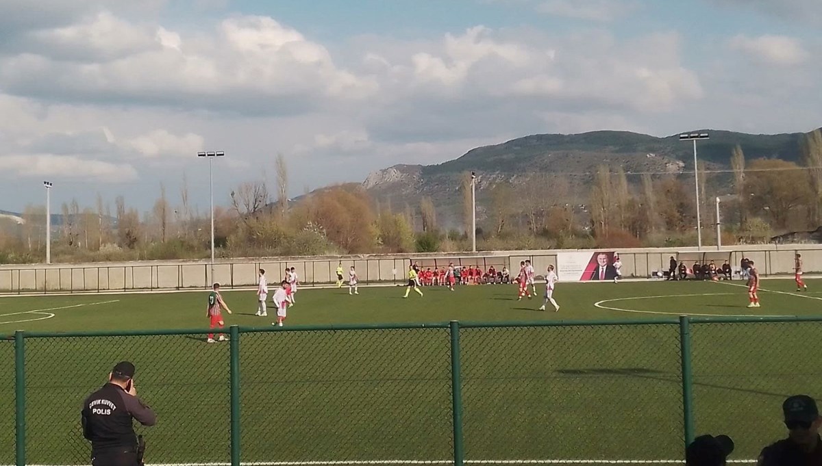 Hakeme kızıp, son dakikada sahadan çekildiler