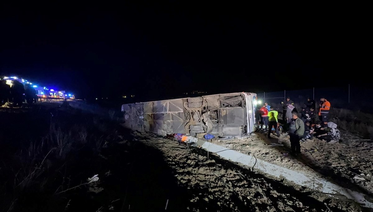 Aksaray'da yolcu otobüsü devrildi: 2 kişi öldü, 20 kişi yaralandı