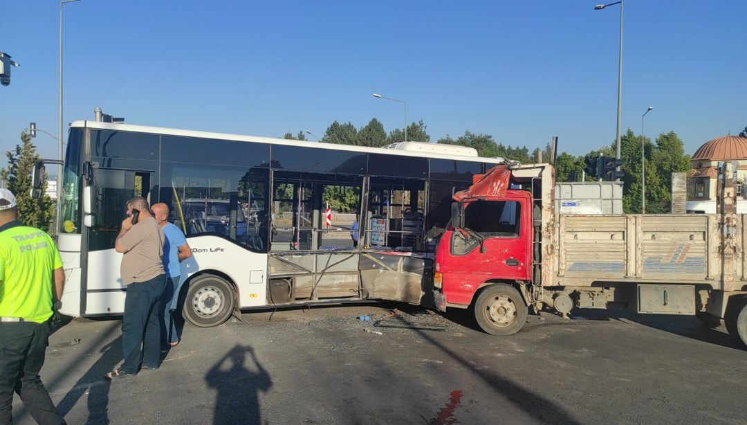 Bingöl'de otobüs ile kamyon çarpıştı: 6 yaralı