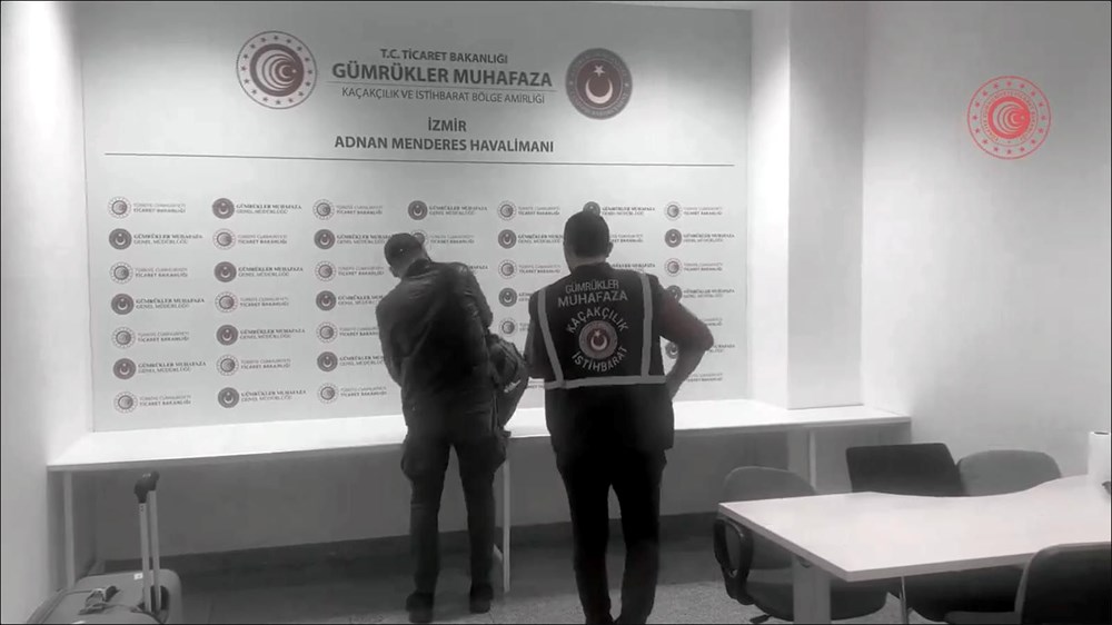 Tarihi paraları yurt dışına kaçırmaya çalışırken yakalandı - 2