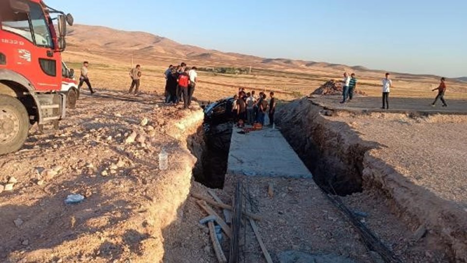Çalışma yapılan yola giren otomobil çukura düştü: 1 ölü, 4 yaralı - 1