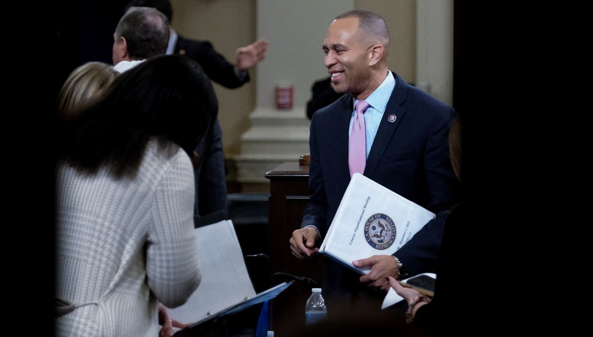 ABD Temsilciler Meclisi'nde ilk: Siyahi Hakeem Jeffries, Demokratların yeni lideri oldu ABD Temsilciler Meclisi'nde ilk: Siyahi Hakeem Jeffries, Demokratların yeni lideri oldu
