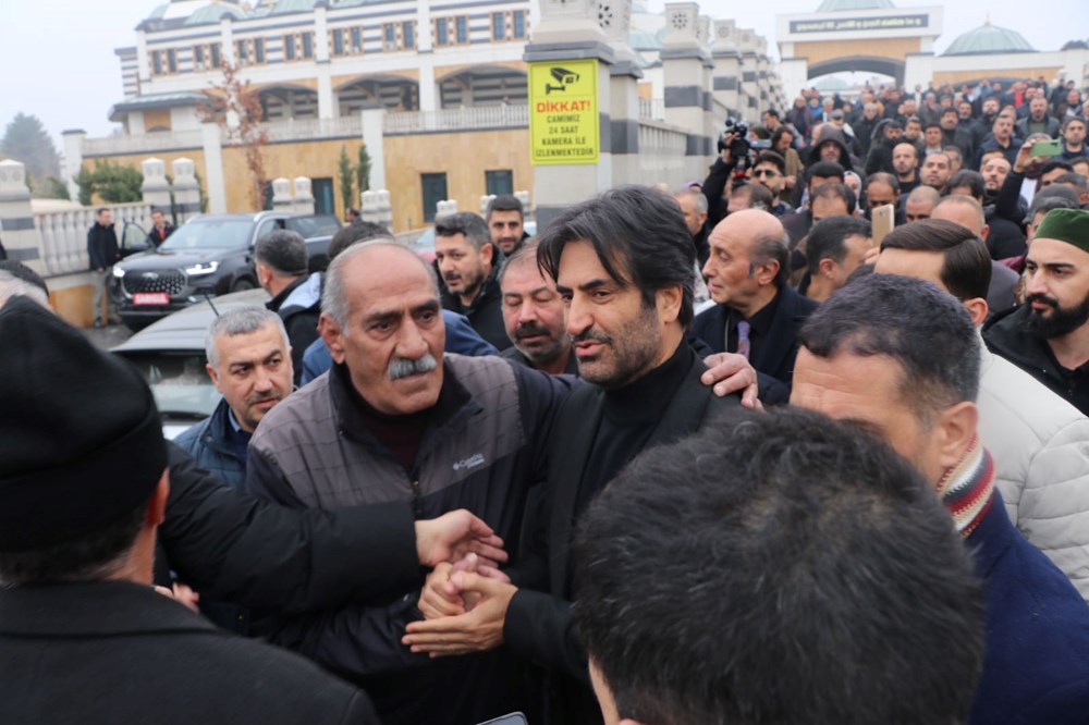 Mahsun Kırmızıgül annesini son yolculuğuna uğurladı - 1