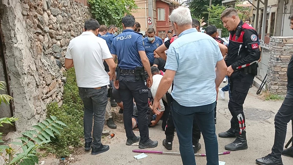 Çöplüğe dönen evini temizlemeye gelen ekibe bıçaklı saldırdı: Bir polis yaralandı