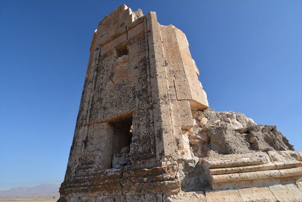 Depremde hasar gören 600 yıllık kümbet restore edilecek - 4