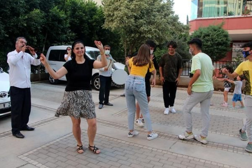 2 yıl süren boşanma davasını kazandı, davul zurnayla kutladı - 1
