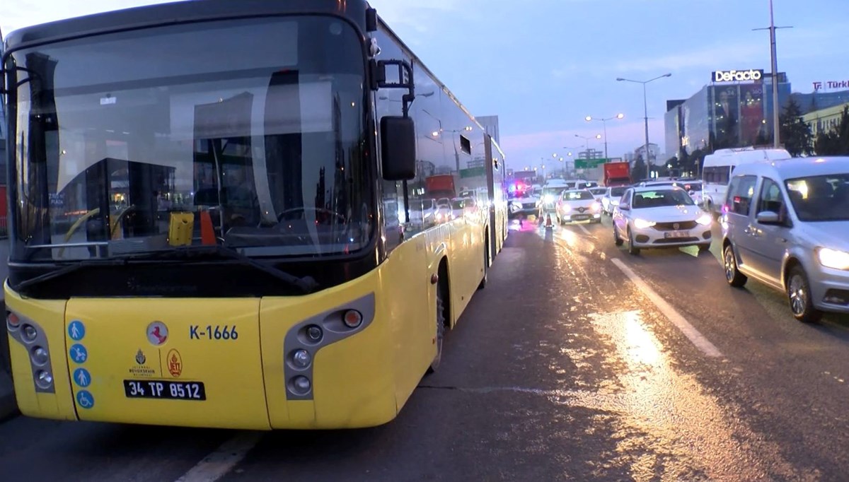 İETT otobüsün balataları yandı: Basın Ekspres yolunda trafik kitlendi