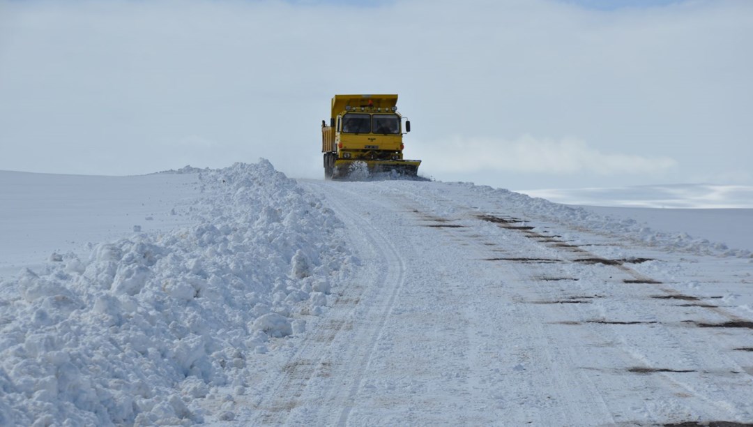Mart kapıdan baktırdı: Köylerin yolları kar yağışından dolayı kapandı