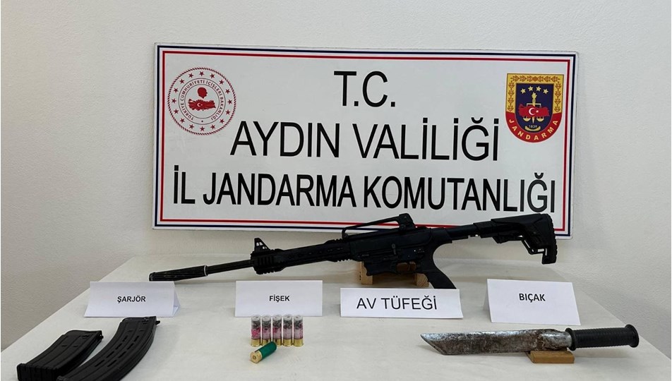 Arama yapılan evden ruhsatsız av tüfeği ve pala çıktı