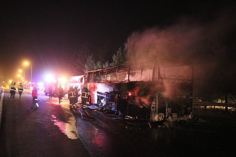 Adana'da seyir halindeki yolcu otobüsü yandı - 1