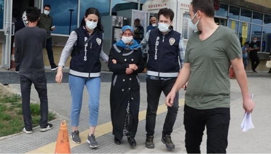 Şizofreni hastası oğlunu tekme atarak surlardan iten anne tutuklandı