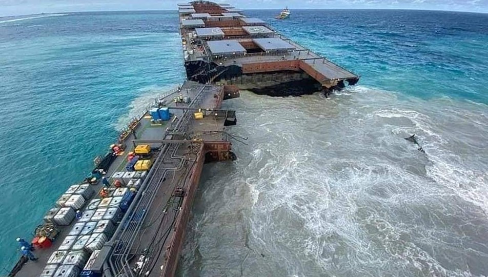 Mauritius’ta çevre felaketi büyüdü: Karaya oturan tanker ikiye bölündü