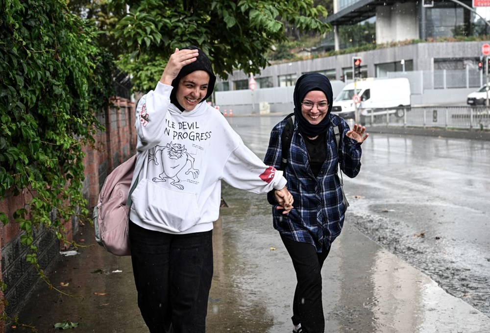 İstanbul'da sağanak yolları göle çevirdi (Araçlar suya gömüldü) - 4