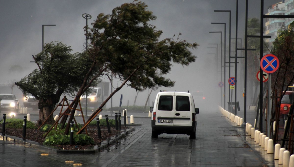 Antalya'yı fırtına vurdu: Dev dalgalar oluştu, ağaçlar devrildi