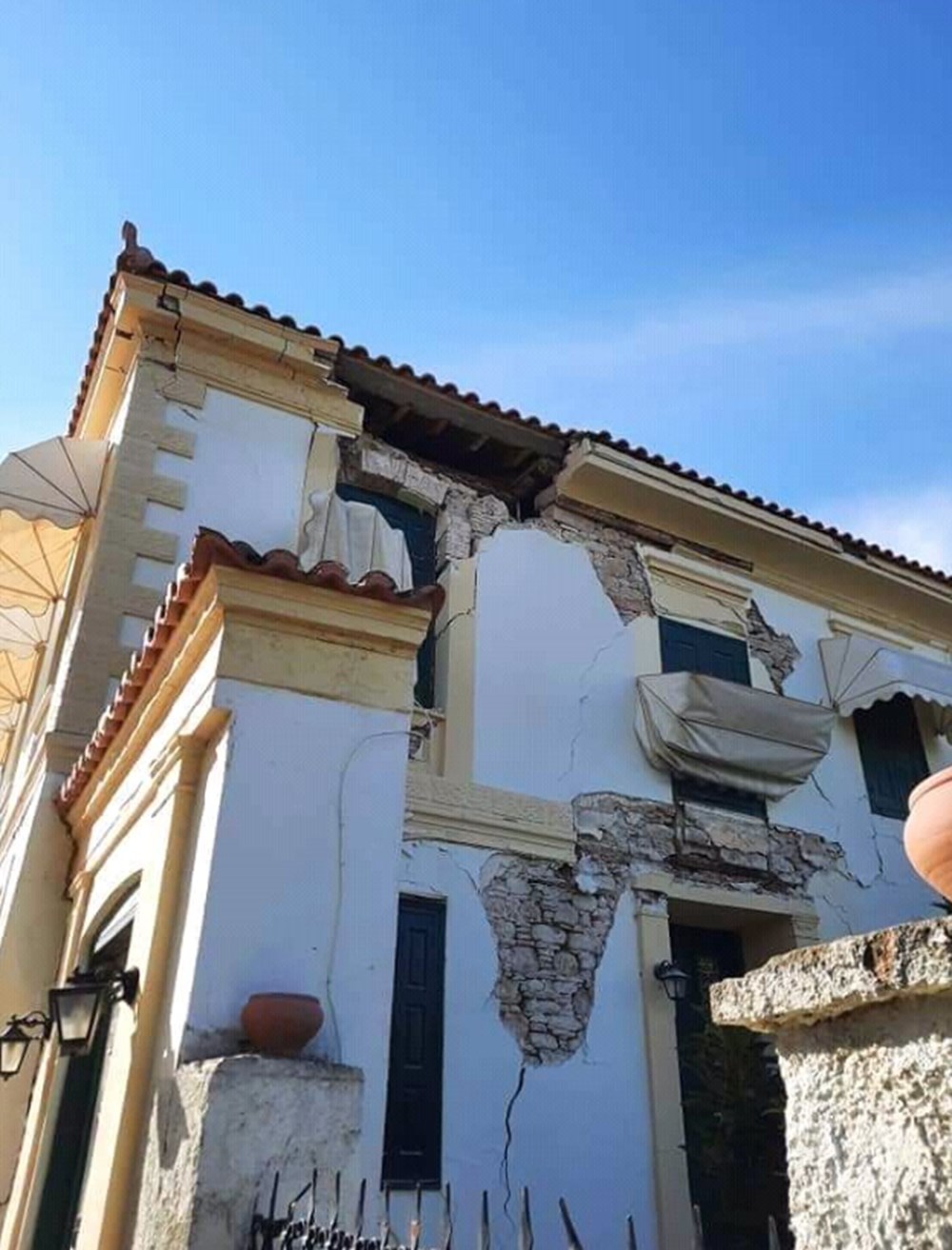 İzmir depremi Yunan adası Sisam'ı da vurdu: 2 can kaybı - 2