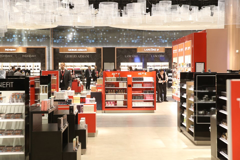 Yeni Free Shop alanı dış hatlar terminalinde pasaport kontrolünü geçtikten sonra 53 bin m²’lik bir alanda yer alıyor. Free Shop alanında Unifree Freeshop dışında dünyaca ünlü markalaların mağazaları da yer alıyor.

