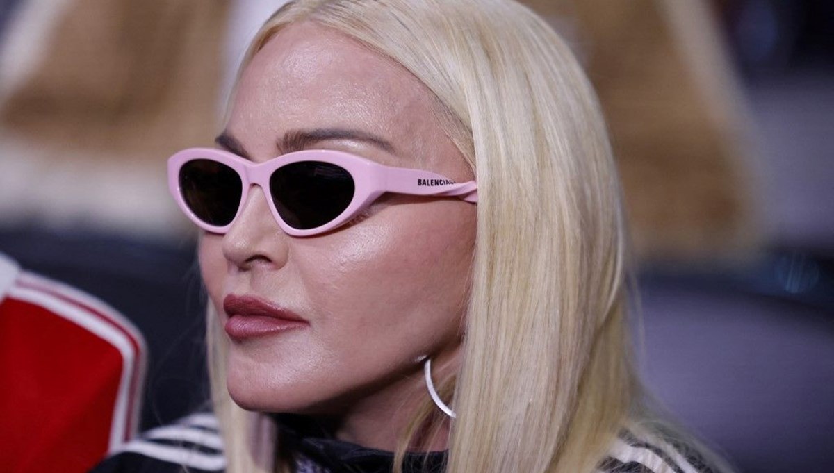 Madonna'nın köpek taklidi tepki topladı: İğrençsin!