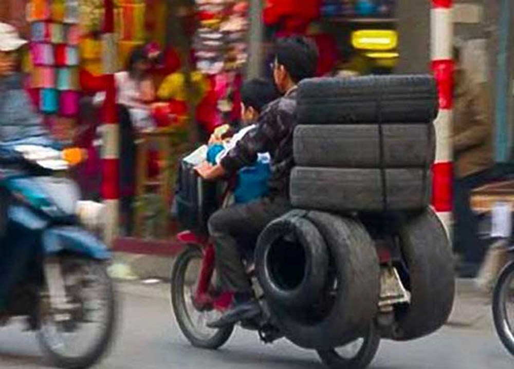 Колесики везут меня вдоль. Транспортировка шин в фуре. Колесики везут меня вдоль. Перевозка резины на мотоцикле. Смешные колеса.