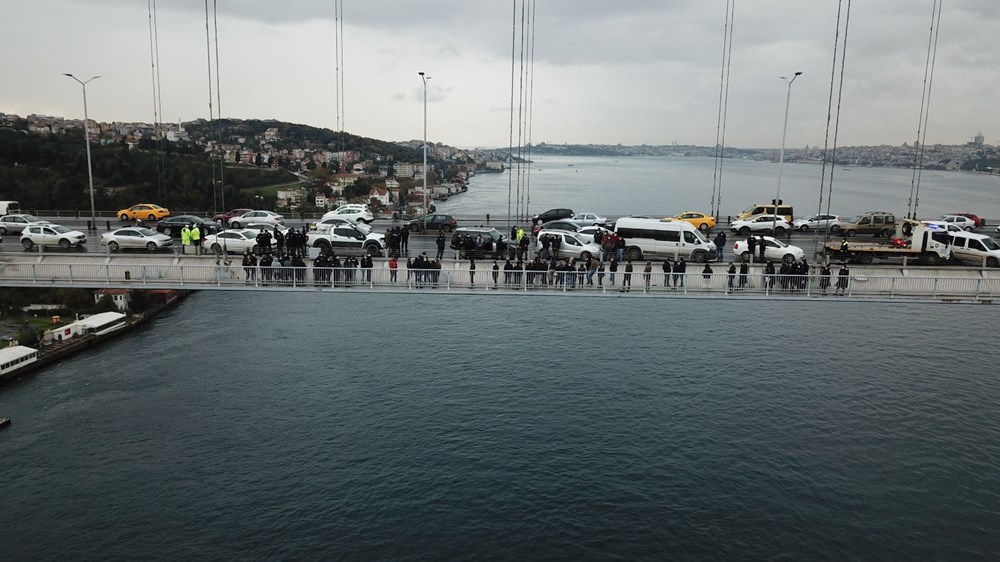 Haklarını isteyen işçiler köprüye çıktı: 2