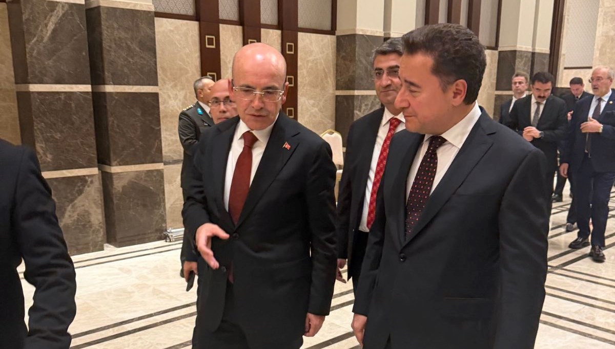 Cumhuriyet Bayramı resepsiyonunda dikkat çeken an: Mehmet Şimşek ile Ali Babacan sohbet etti Cumhuriyet Bayramı resepsiyonunda dikkat çeken an: Mehmet Şimşek ile Ali Babacan sohbet etti