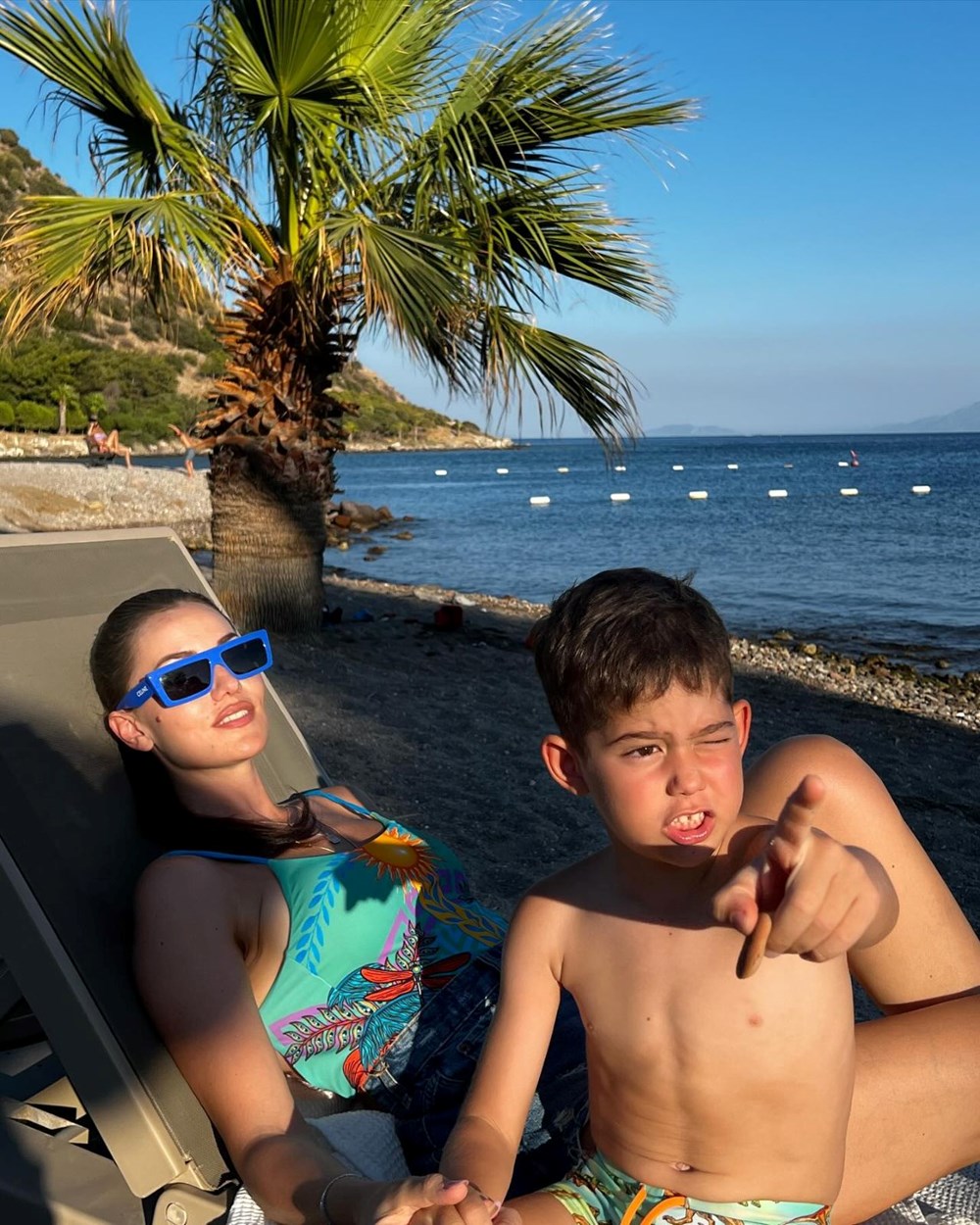 Fahriye Evcen'den oğulları Karan ve Kerem ile tatil pozu