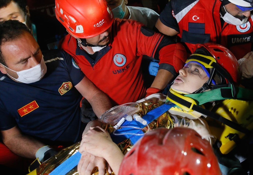 İzmir'de deprem sonrası enkaz altındakiler için zamana karşı yarış (65'inci saatte kurtarıldı) - 33