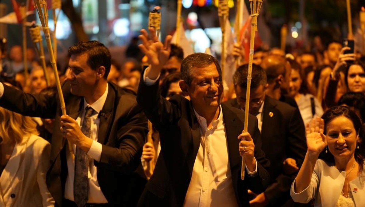 Özgür Özel: Müsavat Dervişoğlu, İYİ Parti'de çok emeği olan bir isim Özgür Özel: Müsavat Dervişoğlu, İYİ Parti'de çok emeği olan bir isim