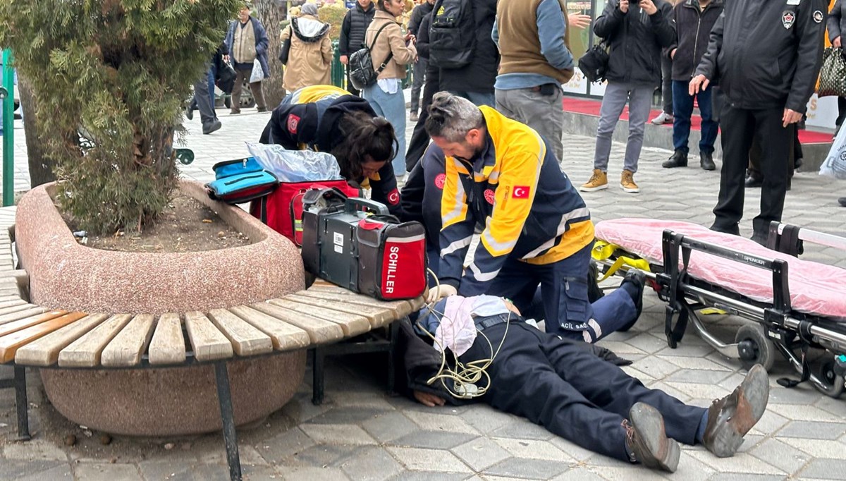 Yolda yürürken kalp krizi geçirdi, dakikalar süren kalp masajıyla hayata döndü Yolda yürürken kalp krizi geçirdi, dakikalar süren kalp masajıyla hayata döndü