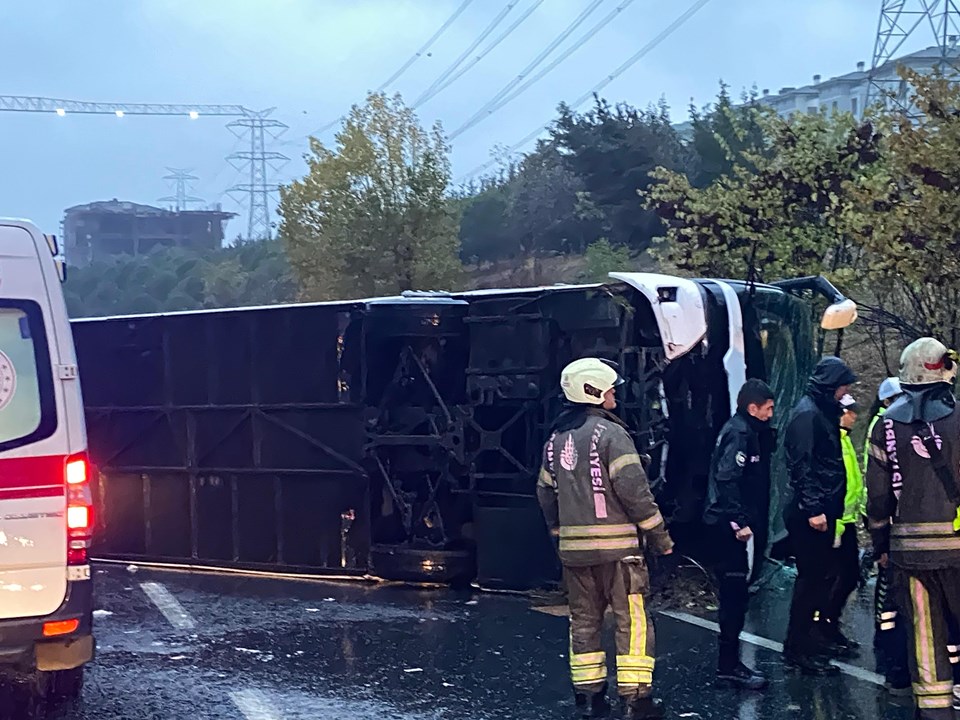 Esenler'de yolcu otobüsü devrildi: İki kişi öldü, 18 kişi yaralandı - 1