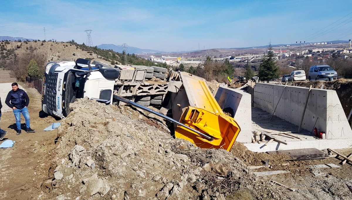 Hafriyat kamyonları çarpıştı: 1 ölü Hafriyat kamyonları çarpıştı: 1 ölü