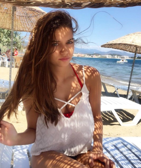 Afra Saracoglu Annemi Kandirdilar 18 Yasindan Once Sozlesme Krizi Magazin Haberleri Ntv