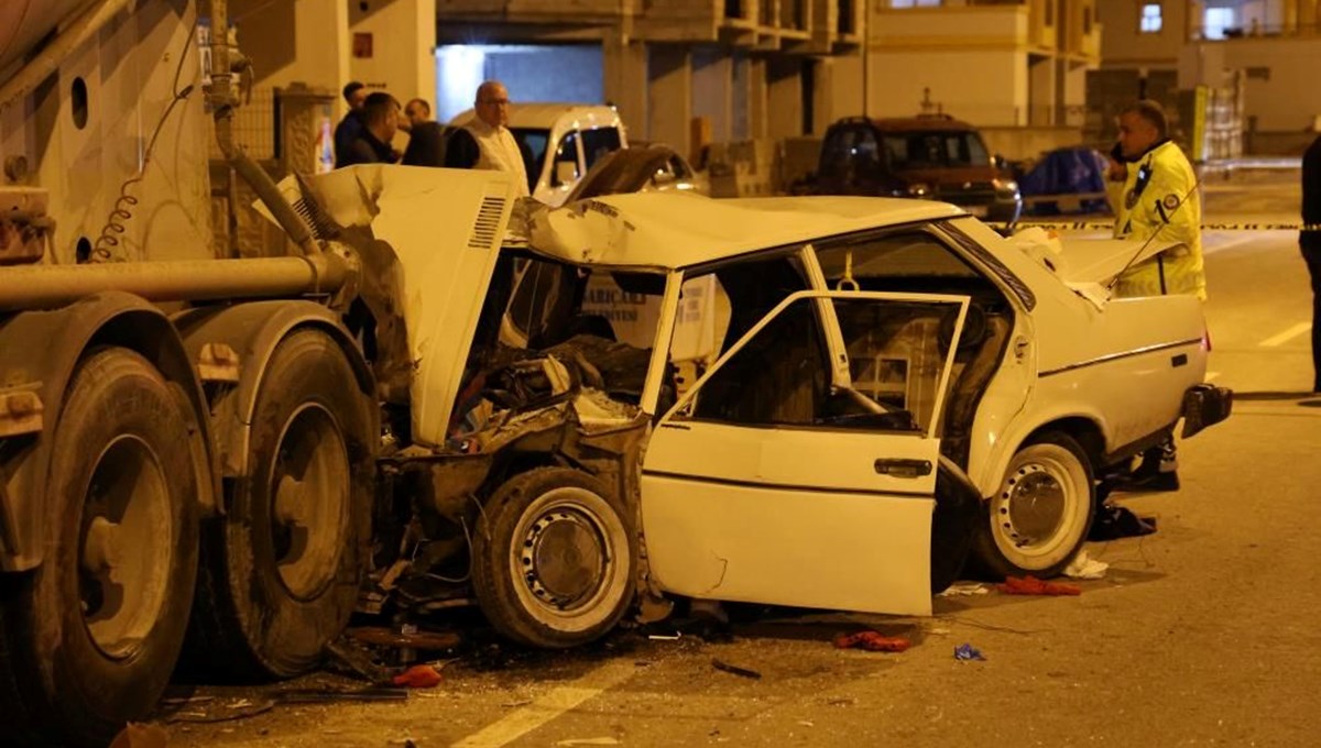 TIR'a arkadan çarpan otomobil kağıt gibi parçalandı: 1 ölü, 4 yaralı